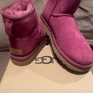 Ugg women boots size 7 brand new mini II